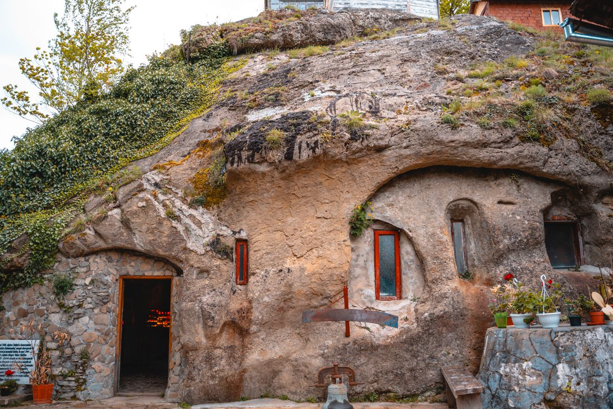 Manastirea Cetatuia Negru Vodă: A Hidden Spiritual Retreat in Valea Cetățuia, Romania 🇷🇴